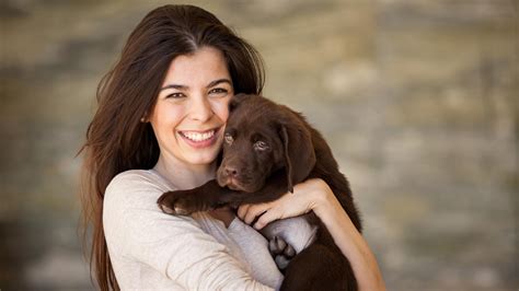 chicas follando con perros|Una hermosa chica follando con su perro en la cama